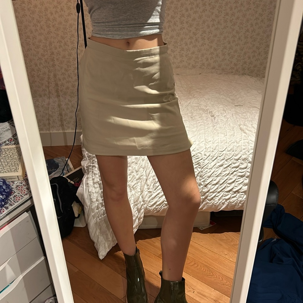 Mid thigh beige skort.